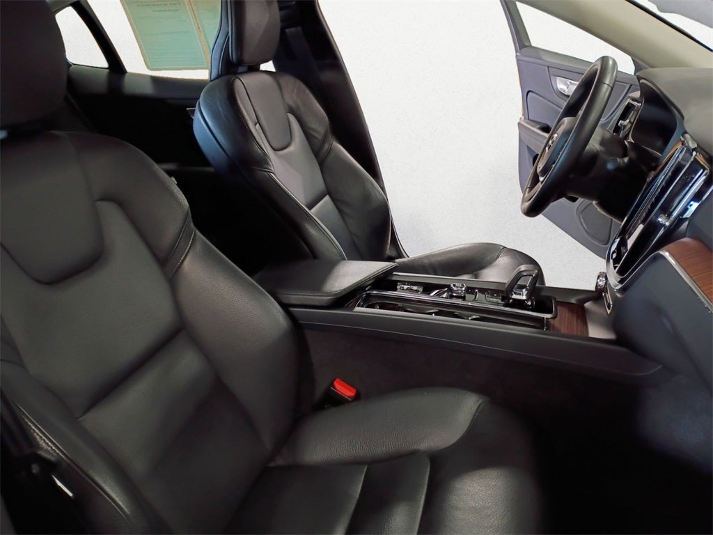 2024 Volvo S60 B5 Plus Dark Theme